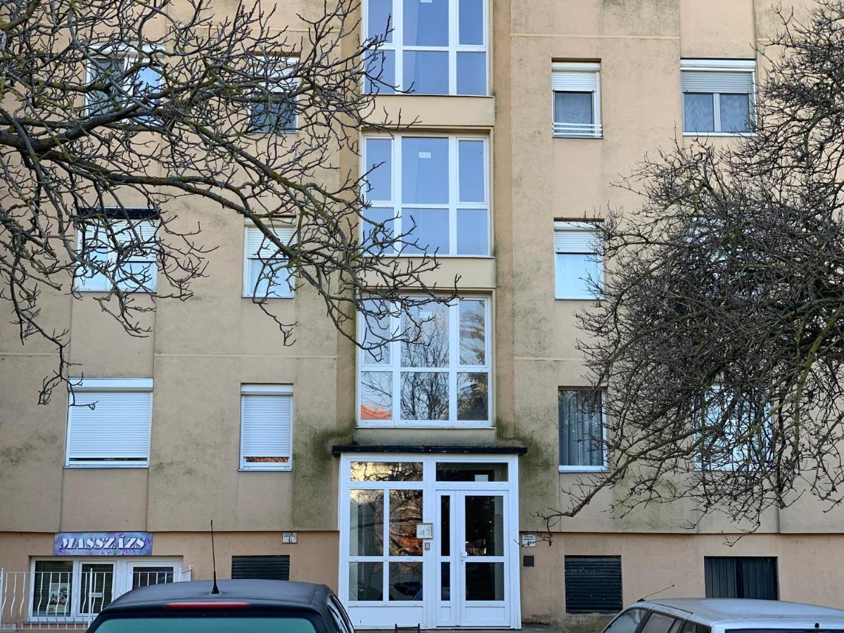 Királykút 1 apartman - ingyen parkolás, bicajok, ac Székesfehérvár Esterno foto